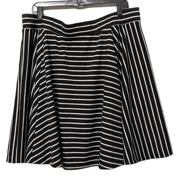 TORRID Black White Striped Circle Skater Skirt 3X - Picture 2 of 9